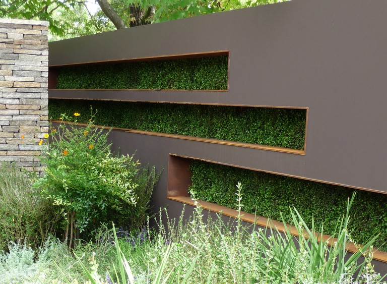 Wall with cutout feature to show hedging in the garden at the Gardening World Cup 2010