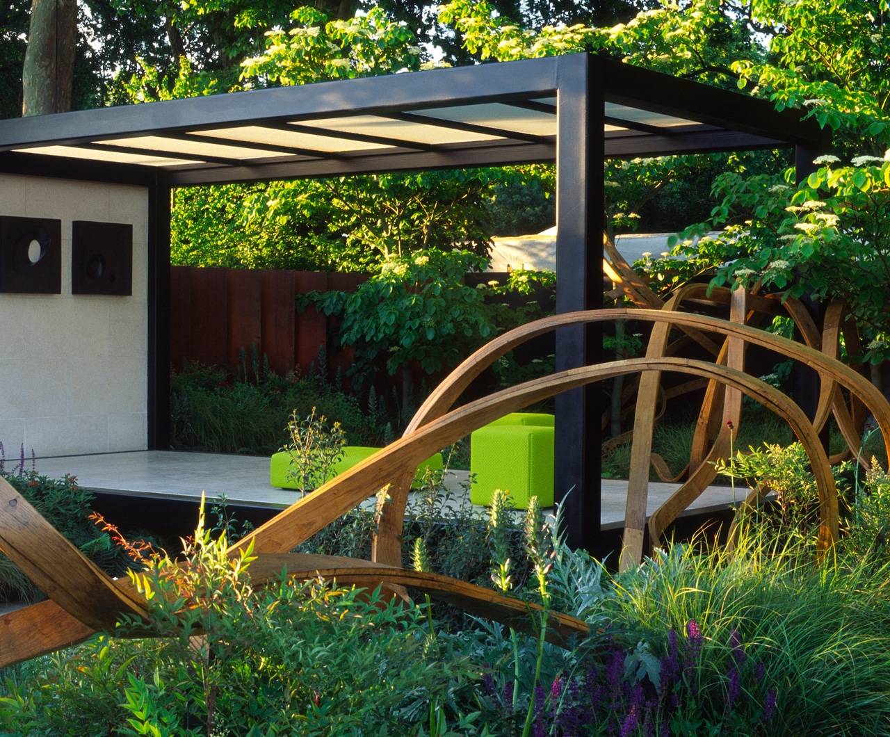 2007 RHS Chelsea Flower Show - Gold medal winner - Cancer Research UK garden with oak sculpture