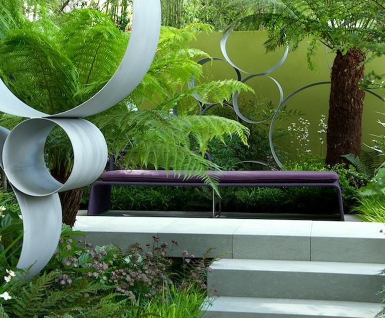 2008 RHS Chelsea Flower Show - Gold medal winner Cancer Research UK garden with 'thought wall'