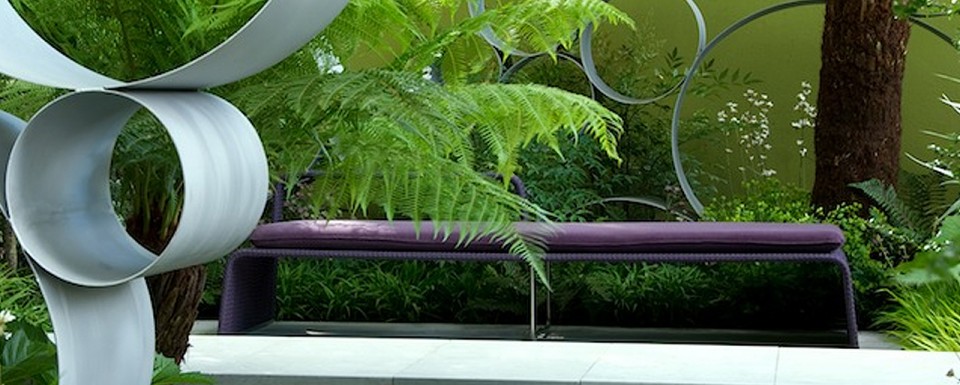 2008 RHS Chelsea Flower Show - Gold medal winner Cancer Research UK garden with 'thought wall'