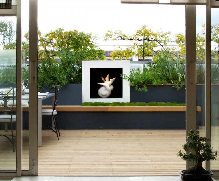 2010 Association of Professional Landscapers Principal Award winner - garden with sculptural plinth visible from bi-fold doors