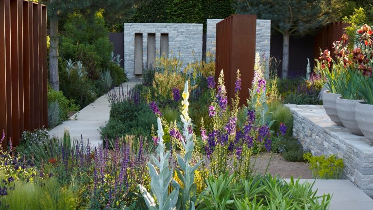 2010 RHS Chelsea Flower Show - double award winning garden