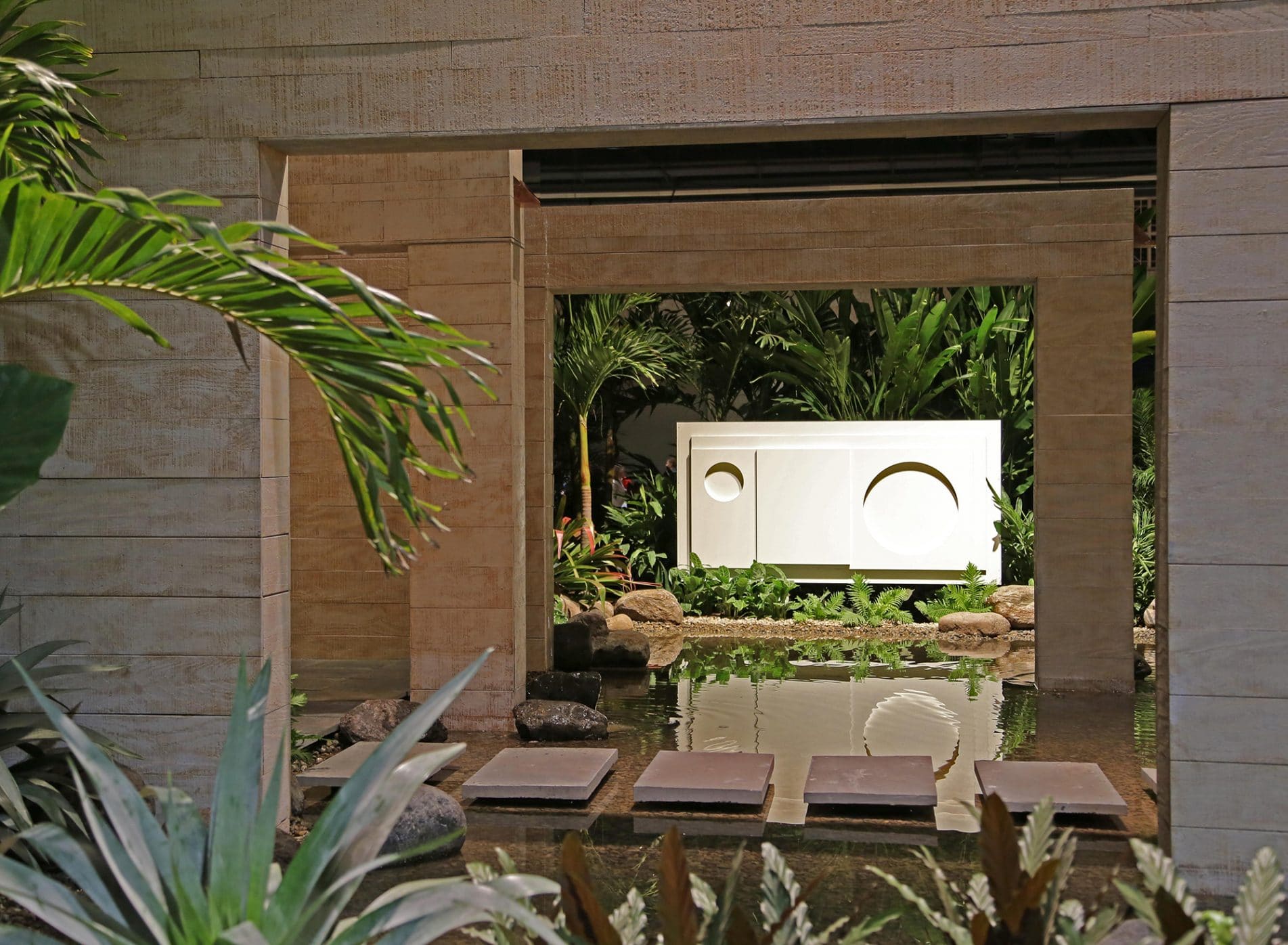 Walls acting as frames for the sculpture at Philadelphia Flower Show 2014