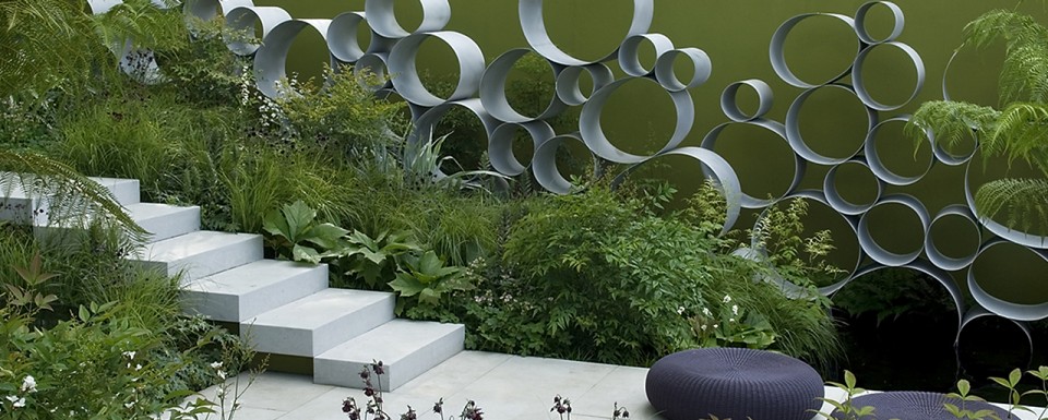 RHS Chelsea 2008 Steps With Modern Wall Design And Greenery