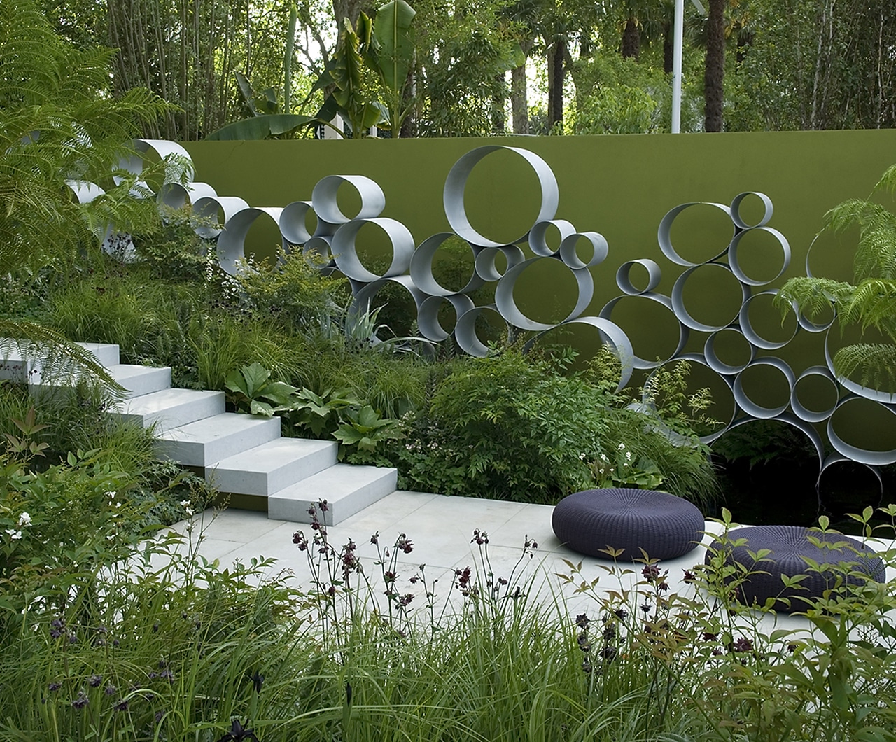 RHS Chelsea 2008 Steps With Modern Wall Design And Greenery