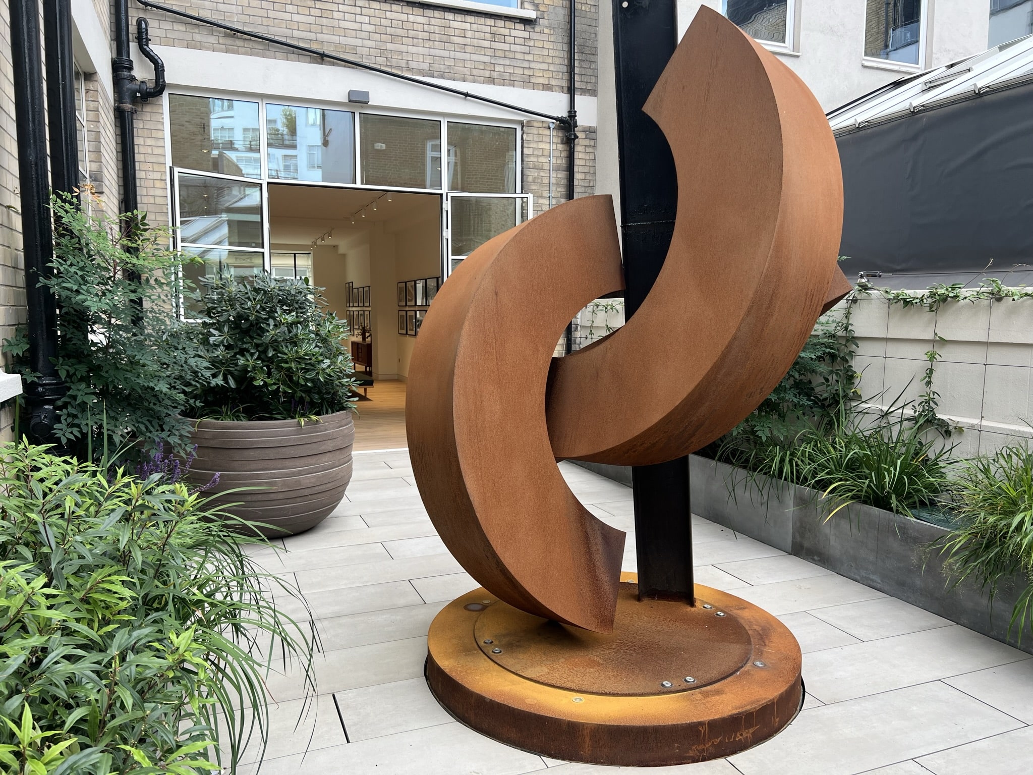 A modern sculpture in a roof terrace garden